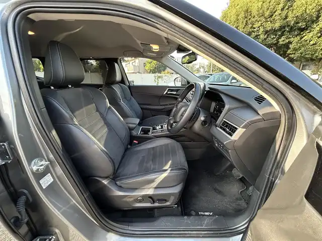 三菱 アウトランダー ＰＨＥＶ G 東京都 2023(令5)年 1.8万km チタニウムグレーメタリック ワンオーナー/3列シート/7人乗り/純正9インチナビ/・Bluetoothオーディオ/USBオーディオ/・AppleCarPlay/AndroidAuto/フルセグTV/マイパイロット/eアシスト/マルチアラウンドモニター/パワーシート（運転席）/シートヒーター（前席）/ハンズフリーパワーバックドア/取扱説明書/保証書/・ディーラー点検記録簿（R6/R7）/スペアキー1本