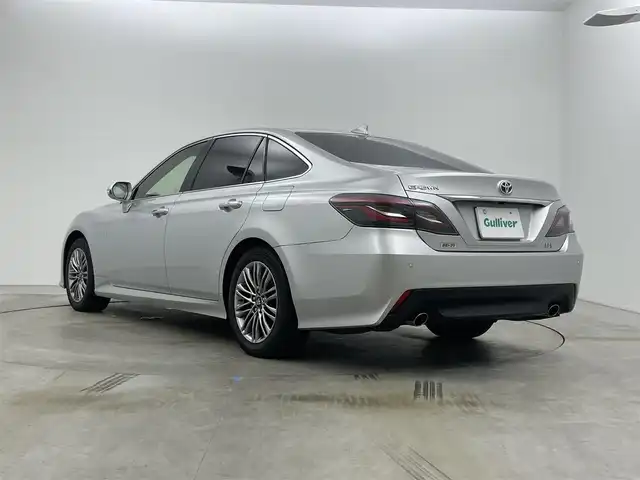 トヨタ クラウン ハイブリッド S 岡山県 2021(令3)年 1.7万km シルバーM 純正12.3インチナビ/・FM/AM/Bluetooth/フルセグ/CD/DVD/CarPlay/バックカメラ/ハーフレザーシート/・パワーシート/・シートヒーター/ステアリングヒーター/ビルトインETC/ドライブレコーダー/トヨタセーフティーセンス/・プリクラッシュセーフティ/・レーンディパーチャーアラート/・レーダークルーズコントロール/・オートマチックハイビーム/・コーナーセンサー/・BSM/オートブレーキホールド/LEDヘッドライト/純正フロアマット/純正17インチアルミ