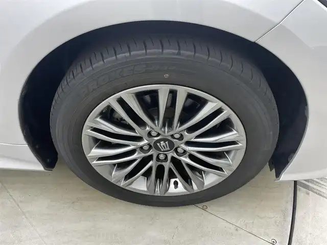 トヨタ クラウン ハイブリッド S 岡山県 2021(令3)年 1.7万km シルバーM 純正12.3インチナビ/・FM/AM/Bluetooth/フルセグ/CD/DVD/CarPlay/バックカメラ/ハーフレザーシート/・パワーシート/・シートヒーター/ステアリングヒーター/ビルトインETC/ドライブレコーダー/トヨタセーフティーセンス/・プリクラッシュセーフティ/・レーンディパーチャーアラート/・レーダークルーズコントロール/・オートマチックハイビーム/・コーナーセンサー/・BSM/オートブレーキホールド/LEDヘッドライト/純正フロアマット/純正17インチアルミ
