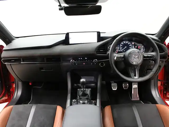 マツダ マツダ３ファストバック 20S レトロスポーツED 三重県 2025(令7)年 0.3万km ソウルレッドクリスタルM スマートブレーキサポート/マツダコネクトナビ(10.25インチセンターディスプレイ)/・AM/FM/・地デジTV/・Bluetooth/・HDMI/360度ビューモニター/BOSEサウンドシステム(12スピーカー)/純正前後ドライブレコーダー/ワイヤレス充電/レーダークルーズコントロール/クルージングトラフィックサポート/ブラインドスポットモニタリング/パーキングセンサー(フロント/リア)/ドライバーアテンションアラート/アクティブドライビングディスプレイ/テラコッタステッチ入テラコッタ合皮/ブラックレガーヌ(スエード調)コンビシート/運転席パワーシート/運転席メモリーシート/運転席/助手席シートヒーター/革巻きステアリングホイール/ステアリングヒーター/ステアリングリモコン/純正18インチ10本スポークブラックメタリック塗装アルミホイール/アドバンスキー×2/スタートボタン/新車時保証書/取扱説明書