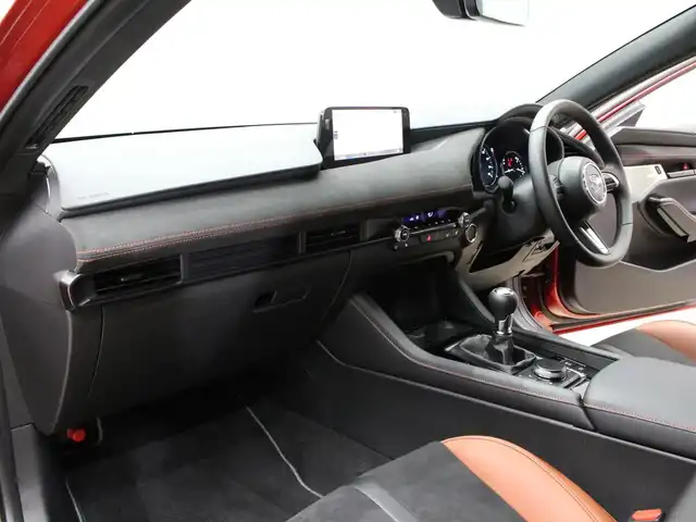 マツダ マツダ３ファストバック 20S レトロスポーツED 三重県 2025(令7)年 0.3万km ソウルレッドクリスタルM スマートブレーキサポート/マツダコネクトナビ(10.25インチセンターディスプレイ)/・AM/FM/・地デジTV/・Bluetooth/・HDMI/360度ビューモニター/BOSEサウンドシステム(12スピーカー)/純正前後ドライブレコーダー/ワイヤレス充電/レーダークルーズコントロール/クルージングトラフィックサポート/ブラインドスポットモニタリング/パーキングセンサー(フロント/リア)/ドライバーアテンションアラート/アクティブドライビングディスプレイ/テラコッタステッチ入テラコッタ合皮/ブラックレガーヌ(スエード調)コンビシート/運転席パワーシート/運転席メモリーシート/運転席/助手席シートヒーター/革巻きステアリングホイール/ステアリングヒーター/ステアリングリモコン/純正18インチ10本スポークブラックメタリック塗装アルミホイール/アドバンスキー×2/スタートボタン/新車時保証書/取扱説明書