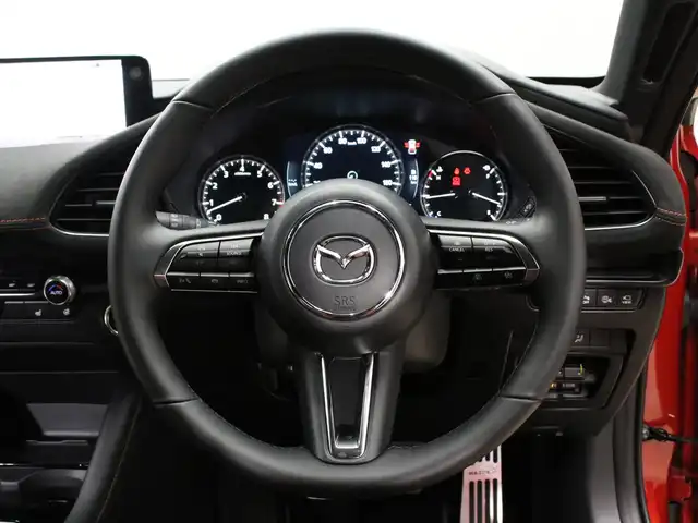 マツダ マツダ３ファストバック 20S レトロスポーツED 三重県 2025(令7)年 0.3万km ソウルレッドクリスタルM スマートブレーキサポート/マツダコネクトナビ(10.25インチセンターディスプレイ)/・AM/FM/・地デジTV/・Bluetooth/・HDMI/360度ビューモニター/BOSEサウンドシステム(12スピーカー)/純正前後ドライブレコーダー/ワイヤレス充電/レーダークルーズコントロール/クルージングトラフィックサポート/ブラインドスポットモニタリング/パーキングセンサー(フロント/リア)/ドライバーアテンションアラート/アクティブドライビングディスプレイ/テラコッタステッチ入テラコッタ合皮/ブラックレガーヌ(スエード調)コンビシート/運転席パワーシート/運転席メモリーシート/運転席/助手席シートヒーター/革巻きステアリングホイール/ステアリングヒーター/ステアリングリモコン/純正18インチ10本スポークブラックメタリック塗装アルミホイール/アドバンスキー×2/スタートボタン/新車時保証書/取扱説明書