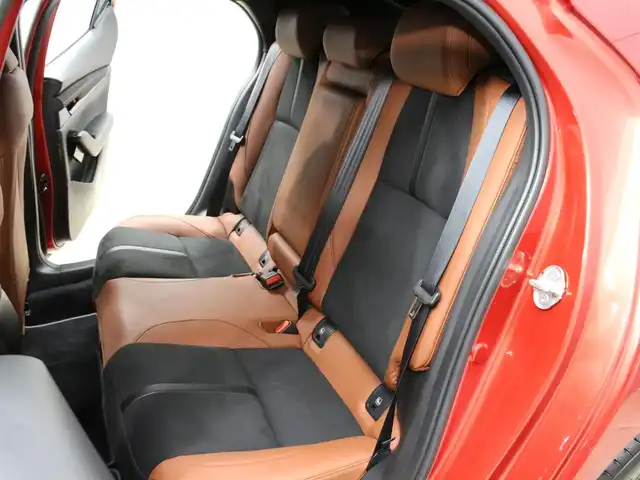 マツダ マツダ３ファストバック 20S レトロスポーツED 三重県 2025(令7)年 0.3万km ソウルレッドクリスタルM スマートブレーキサポート/マツダコネクトナビ(10.25インチセンターディスプレイ)/・AM/FM/・地デジTV/・Bluetooth/・HDMI/360度ビューモニター/BOSEサウンドシステム(12スピーカー)/純正前後ドライブレコーダー/ワイヤレス充電/レーダークルーズコントロール/クルージングトラフィックサポート/ブラインドスポットモニタリング/パーキングセンサー(フロント/リア)/ドライバーアテンションアラート/アクティブドライビングディスプレイ/テラコッタステッチ入テラコッタ合皮/ブラックレガーヌ(スエード調)コンビシート/運転席パワーシート/運転席メモリーシート/運転席/助手席シートヒーター/革巻きステアリングホイール/ステアリングヒーター/ステアリングリモコン/純正18インチ10本スポークブラックメタリック塗装アルミホイール/アドバンスキー×2/スタートボタン/新車時保証書/取扱説明書