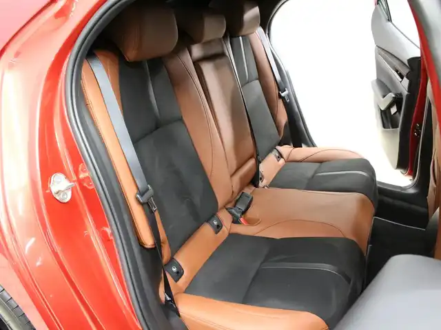 マツダ マツダ３ファストバック 20S レトロスポーツED 三重県 2025(令7)年 0.3万km ソウルレッドクリスタルM スマートブレーキサポート/マツダコネクトナビ(10.25インチセンターディスプレイ)/・AM/FM/・地デジTV/・Bluetooth/・HDMI/360度ビューモニター/BOSEサウンドシステム(12スピーカー)/純正前後ドライブレコーダー/ワイヤレス充電/レーダークルーズコントロール/クルージングトラフィックサポート/ブラインドスポットモニタリング/パーキングセンサー(フロント/リア)/ドライバーアテンションアラート/アクティブドライビングディスプレイ/テラコッタステッチ入テラコッタ合皮/ブラックレガーヌ(スエード調)コンビシート/運転席パワーシート/運転席メモリーシート/運転席/助手席シートヒーター/革巻きステアリングホイール/ステアリングヒーター/ステアリングリモコン/純正18インチ10本スポークブラックメタリック塗装アルミホイール/アドバンスキー×2/スタートボタン/新車時保証書/取扱説明書