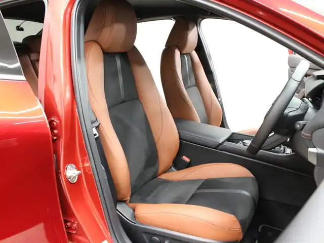 マツダ マツダ３ファストバック 20S レトロスポーツED 三重県 2025(令7)年 0.3万km ソウルレッドクリスタルM スマートブレーキサポート/マツダコネクトナビ(10.25インチセンターディスプレイ)/・AM/FM/・地デジTV/・Bluetooth/・HDMI/360度ビューモニター/BOSEサウンドシステム(12スピーカー)/純正前後ドライブレコーダー/ワイヤレス充電/レーダークルーズコントロール/クルージングトラフィックサポート/ブラインドスポットモニタリング/パーキングセンサー(フロント/リア)/ドライバーアテンションアラート/アクティブドライビングディスプレイ/テラコッタステッチ入テラコッタ合皮/ブラックレガーヌ(スエード調)コンビシート/運転席パワーシート/運転席メモリーシート/運転席/助手席シートヒーター/革巻きステアリングホイール/ステアリングヒーター/ステアリングリモコン/純正18インチ10本スポークブラックメタリック塗装アルミホイール/アドバンスキー×2/スタートボタン/新車時保証書/取扱説明書