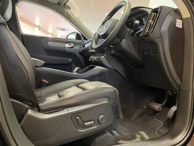 ボルボ ボルボ ＸＣ４０ アルティメット B4 AWD 道央・札幌 2023(令5)年 2.9万km オニキスブラックP メタリックペイント/電動パノラマガラスサンルーフ/harman/kardonサラウンド/本革シート/シートヒーター/ステアリングヒーター/Googleナビ/360°カメラ/パイロットアシスト/ワイヤレスチャージング/アクティブハイビーム/AppleCarPlay/ACC/BLIS/LKA/CTA/パワーテールゲート