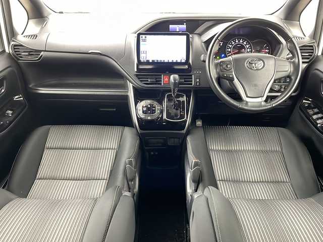 トヨタ ヴォクシー ZS 煌 道央・札幌 2018(平30)年 4.8万km ホワイトパールクリスタルシャイン ・ワンオーナー/・社外ナビフルセグTV&BT&CD&USB/・トヨタセーフティセンス/・プリクラッシュセーフティ/・レーンディパーチャーアラート/・両側パワースライドドア/・クルーズコントロール/・純正エンジンスターター/・ステアリングスイッチ/・オートマチックハイビーム/・オートライト/・LEDヘッドライト/・純正16インチAW付サマータイヤ積込/・ETC/・スマートキー/・スペアキー/・アイドリングストップ/・社外15インチAW