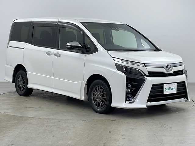 トヨタ ヴォクシー ZS 煌 道央・札幌 2018(平30)年 4.8万km ホワイトパールクリスタルシャイン ・ワンオーナー/・社外ナビフルセグTV&BT&CD&USB/・トヨタセーフティセンス/・プリクラッシュセーフティ/・レーンディパーチャーアラート/・両側パワースライドドア/・クルーズコントロール/・純正エンジンスターター/・ステアリングスイッチ/・オートマチックハイビーム/・オートライト/・LEDヘッドライト/・純正16インチAW付サマータイヤ積込/・ETC/・スマートキー/・スペアキー/・アイドリングストップ/・社外15インチAW