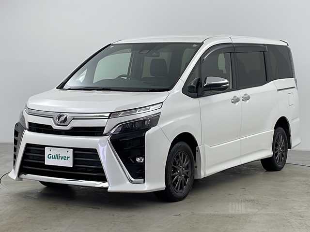 トヨタ ヴォクシー ZS 煌 道央・札幌 2018(平30)年 4.8万km ホワイトパールクリスタルシャイン ・ワンオーナー/・社外ナビフルセグTV&BT&CD&USB/・トヨタセーフティセンス/・プリクラッシュセーフティ/・レーンディパーチャーアラート/・両側パワースライドドア/・クルーズコントロール/・純正エンジンスターター/・ステアリングスイッチ/・オートマチックハイビーム/・オートライト/・LEDヘッドライト/・純正16インチAW付サマータイヤ積込/・ETC/・スマートキー/・スペアキー/・アイドリングストップ/・社外15インチAW