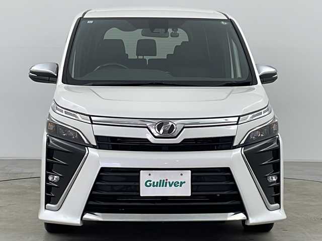 トヨタ ヴォクシー ZS 煌 道央・札幌 2018(平30)年 4.8万km ホワイトパールクリスタルシャイン ・ワンオーナー/・社外ナビフルセグTV&BT&CD&USB/・トヨタセーフティセンス/・プリクラッシュセーフティ/・レーンディパーチャーアラート/・両側パワースライドドア/・クルーズコントロール/・純正エンジンスターター/・ステアリングスイッチ/・オートマチックハイビーム/・オートライト/・LEDヘッドライト/・純正16インチAW付サマータイヤ積込/・ETC/・スマートキー/・スペアキー/・アイドリングストップ/・社外15インチAW