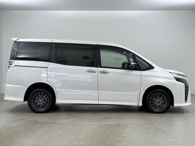 トヨタ ヴォクシー ZS 煌 道央・札幌 2018(平30)年 4.8万km ホワイトパールクリスタルシャイン ・ワンオーナー/・社外ナビフルセグTV&BT&CD&USB/・トヨタセーフティセンス/・プリクラッシュセーフティ/・レーンディパーチャーアラート/・両側パワースライドドア/・クルーズコントロール/・純正エンジンスターター/・ステアリングスイッチ/・オートマチックハイビーム/・オートライト/・LEDヘッドライト/・純正16インチAW付サマータイヤ積込/・ETC/・スマートキー/・スペアキー/・アイドリングストップ/・社外15インチAW