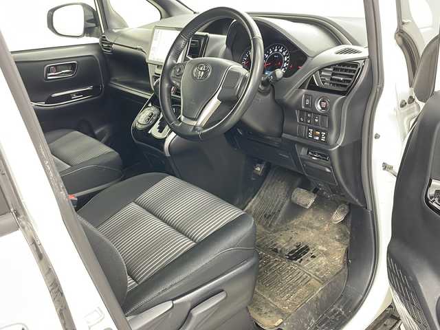 トヨタ ヴォクシー ZS 煌 道央・札幌 2018(平30)年 4.8万km ホワイトパールクリスタルシャイン ・ワンオーナー/・社外ナビフルセグTV&BT&CD&USB/・トヨタセーフティセンス/・プリクラッシュセーフティ/・レーンディパーチャーアラート/・両側パワースライドドア/・クルーズコントロール/・純正エンジンスターター/・ステアリングスイッチ/・オートマチックハイビーム/・オートライト/・LEDヘッドライト/・純正16インチAW付サマータイヤ積込/・ETC/・スマートキー/・スペアキー/・アイドリングストップ/・社外15インチAW