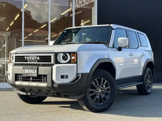 トヨタ ランドクルーザー ２５０ VX 福岡県 2024(令6)年 1.1万km プラチナホワイトパールマイカ ワンオーナー　/サンルーフ　/純正ディスプレイオーディオ/Ｍｉｒａｃａｓｔ　/ＨＤＭＩ　/フルセグTV/Bluetooth/全方位カメラ　/黒革シート/エアシート　/シートヒーター/ハンドルヒーター/パワーバックドア　/LEDヘッドライト/オートハイビーム/純正18インチアルミホイール/全方位ドライブレコーダー/ETC/取扱説明書/保証書/スペアキー×1