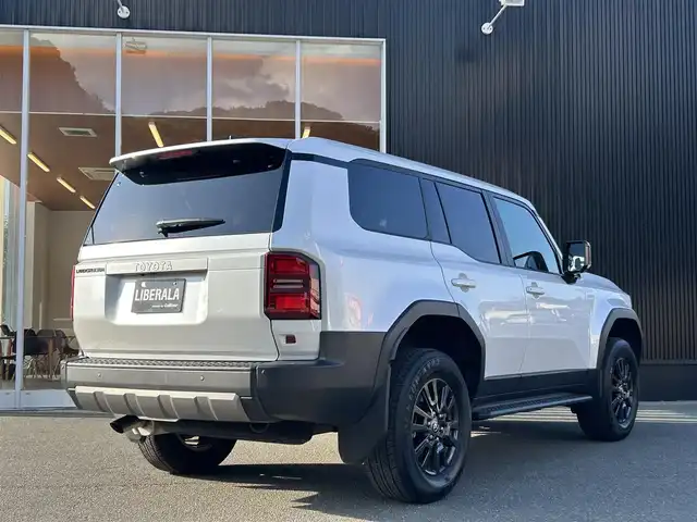 トヨタ ランドクルーザー ２５０ VX 福岡県 2024(令6)年 1.1万km プラチナホワイトパールマイカ ワンオーナー　/サンルーフ　/純正ディスプレイオーディオ/Ｍｉｒａｃａｓｔ　/ＨＤＭＩ　/フルセグTV/Bluetooth/全方位カメラ　/黒革シート/エアシート　/シートヒーター/ハンドルヒーター/パワーバックドア　/LEDヘッドライト/オートハイビーム/純正18インチアルミホイール/全方位ドライブレコーダー/ETC/取扱説明書/保証書/スペアキー×1