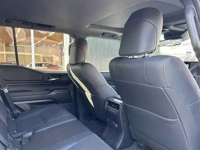 トヨタ ランドクルーザー ２５０ VX 福岡県 2024(令6)年 1.1万km プラチナホワイトパールマイカ ワンオーナー　/サンルーフ　/純正ディスプレイオーディオ/Ｍｉｒａｃａｓｔ　/ＨＤＭＩ　/フルセグTV/Bluetooth/全方位カメラ　/黒革シート/エアシート　/シートヒーター/ハンドルヒーター/パワーバックドア　/LEDヘッドライト/オートハイビーム/純正18インチアルミホイール/全方位ドライブレコーダー/ETC/取扱説明書/保証書/スペアキー×1