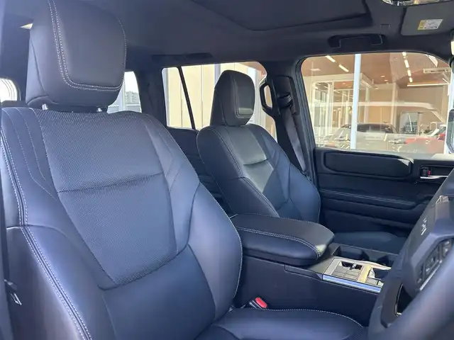 トヨタ ランドクルーザー ２５０ VX 福岡県 2024(令6)年 1.1万km プラチナホワイトパールマイカ ワンオーナー　/サンルーフ　/純正ディスプレイオーディオ/Ｍｉｒａｃａｓｔ　/ＨＤＭＩ　/フルセグTV/Bluetooth/全方位カメラ　/黒革シート/エアシート　/シートヒーター/ハンドルヒーター/パワーバックドア　/LEDヘッドライト/オートハイビーム/純正18インチアルミホイール/全方位ドライブレコーダー/ETC/取扱説明書/保証書/スペアキー×1