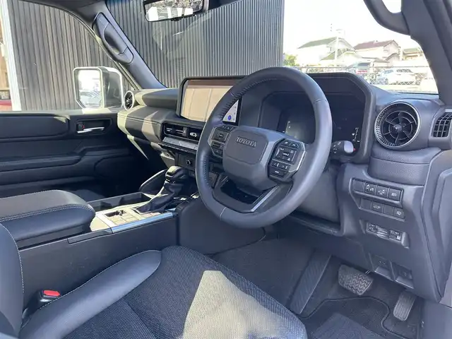 トヨタ ランドクルーザー ２５０ VX 福岡県 2024(令6)年 1.1万km プラチナホワイトパールマイカ ワンオーナー　/サンルーフ　/純正ディスプレイオーディオ/Ｍｉｒａｃａｓｔ　/ＨＤＭＩ　/フルセグTV/Bluetooth/全方位カメラ　/黒革シート/エアシート　/シートヒーター/ハンドルヒーター/パワーバックドア　/LEDヘッドライト/オートハイビーム/純正18インチアルミホイール/全方位ドライブレコーダー/ETC/取扱説明書/保証書/スペアキー×1