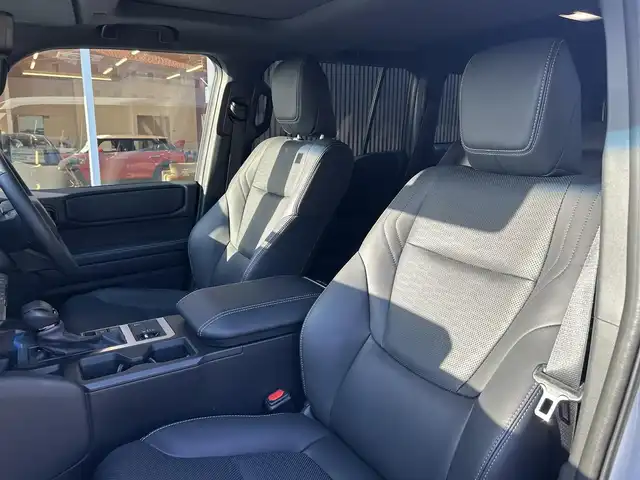 トヨタ ランドクルーザー ２５０ VX 福岡県 2024(令6)年 1.1万km プラチナホワイトパールマイカ ワンオーナー　/サンルーフ　/純正ディスプレイオーディオ/Ｍｉｒａｃａｓｔ　/ＨＤＭＩ　/フルセグTV/Bluetooth/全方位カメラ　/黒革シート/エアシート　/シートヒーター/ハンドルヒーター/パワーバックドア　/LEDヘッドライト/オートハイビーム/純正18インチアルミホイール/全方位ドライブレコーダー/ETC/取扱説明書/保証書/スペアキー×1