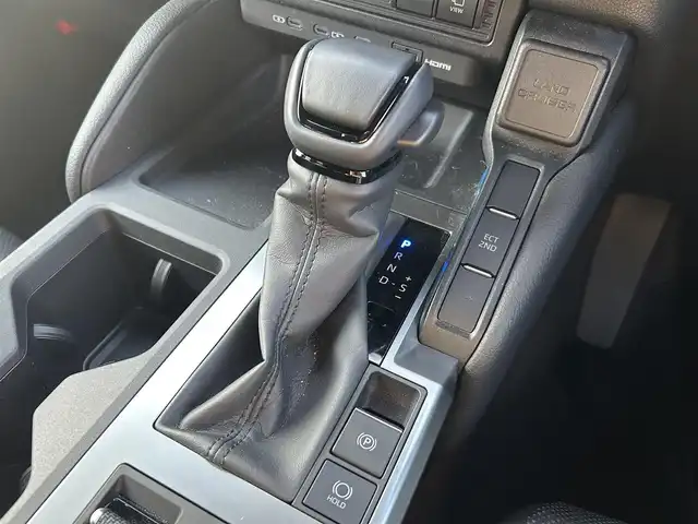 トヨタ ランドクルーザー ２５０ VX 福岡県 2024(令6)年 1.1万km プラチナホワイトパールマイカ ワンオーナー　/サンルーフ　/純正ディスプレイオーディオ/Ｍｉｒａｃａｓｔ　/ＨＤＭＩ　/フルセグTV/Bluetooth/全方位カメラ　/黒革シート/エアシート　/シートヒーター/ハンドルヒーター/パワーバックドア　/LEDヘッドライト/オートハイビーム/純正18インチアルミホイール/全方位ドライブレコーダー/ETC/取扱説明書/保証書/スペアキー×1