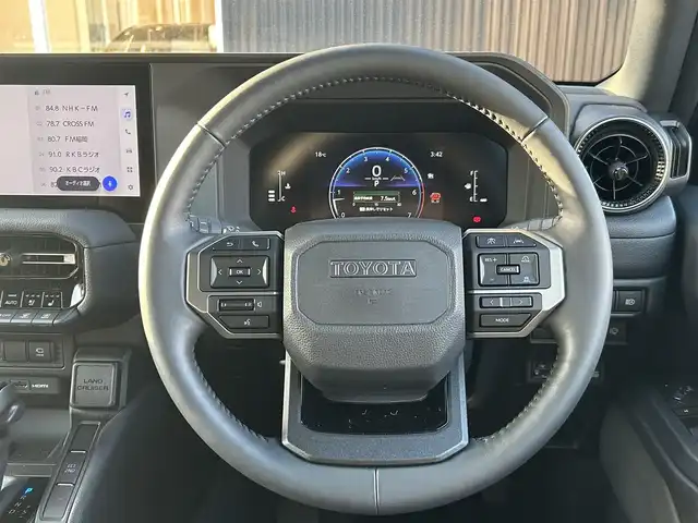 トヨタ ランドクルーザー ２５０ VX 福岡県 2024(令6)年 1.1万km プラチナホワイトパールマイカ ワンオーナー　/サンルーフ　/純正ディスプレイオーディオ/Ｍｉｒａｃａｓｔ　/ＨＤＭＩ　/フルセグTV/Bluetooth/全方位カメラ　/黒革シート/エアシート　/シートヒーター/ハンドルヒーター/パワーバックドア　/LEDヘッドライト/オートハイビーム/純正18インチアルミホイール/全方位ドライブレコーダー/ETC/取扱説明書/保証書/スペアキー×1