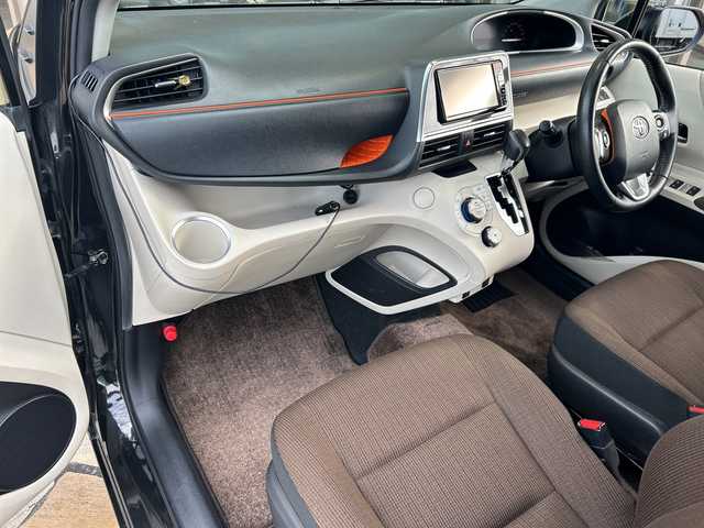 トヨタ シエンタ G 静岡県 2017(平29)年 4.5万km ブラックマイカ ナビ機能/FM/AM/SD/ipod/フルセグTV/USB/Bluetooth/CD/主要装備/・スマートキー　/・バックカメラ　/・両側パワースライドドア　/・ＥＴＣ　/・レーンキープアシスト　/・シートヒーター　/・スペアキー　/・プッシュスタート　/・オートハイビーム　/・ウォークスルー　/・横滑り防止装置　/・衝突軽減システム/・ドライブレコーダー/・3列シート