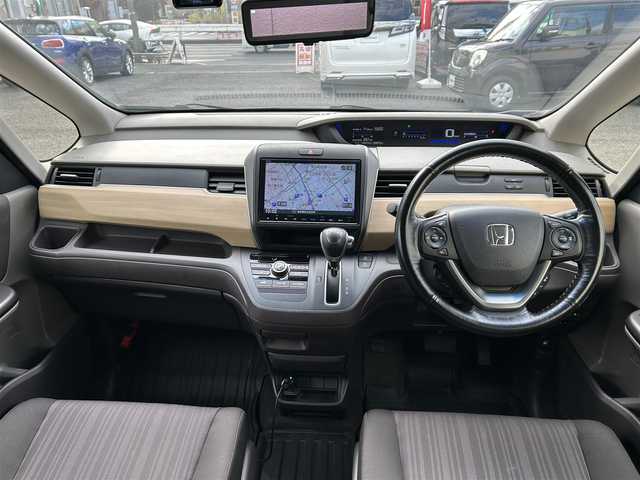 ホンダ フリード G ホンダセンシング 東京都 2017(平29)年 4.9万km ルナシルバーM 純正ナビ（VXM-185VFNi）/フルセグTV/CD/DVD/FM/AM/MusicRack/VTR/AUX/HDMI//追突軽減ブレーキ/追従機能付アダプティブクルーズコントロール/車線維持支援システム/誤発進抑制機能/純正ETC/バックカメラ/オートサイドステップ/アドバンスルームミラー/コーナリングライト/後席会話/両側パワースライドドア/本革巻きステアリング/ステアリングスイッチ/アイドリングストップ/ウィンカーミラー/プッシュスタート/スペアキー/スマートキー/純正フロアマット/LEDヘッドライト/取扱説明書/保証書