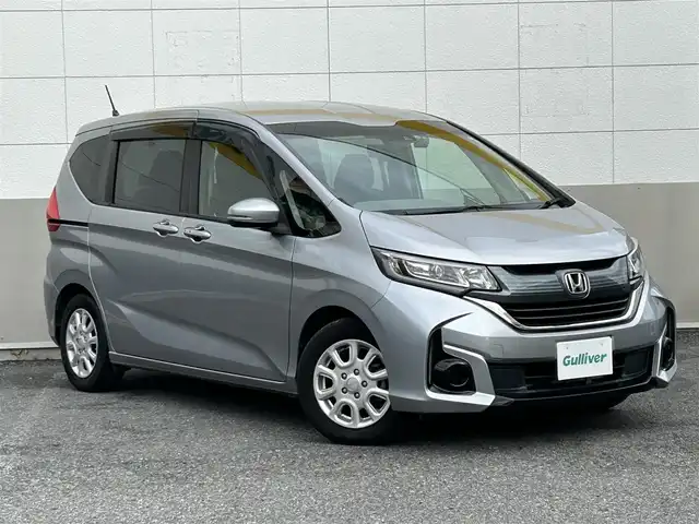 ホンダ フリード G ホンダセンシング 東京都 2017(平29)年 4.9万km ルナシルバーM 純正ナビ（VXM-185VFNi）/フルセグTV/CD/DVD/FM/AM/MusicRack/VTR/AUX/HDMI//追突軽減ブレーキ/追従機能付アダプティブクルーズコントロール/車線維持支援システム/誤発進抑制機能/純正ETC/バックカメラ/オートサイドステップ/アドバンスルームミラー/コーナリングライト/後席会話/両側パワースライドドア/本革巻きステアリング/ステアリングスイッチ/アイドリングストップ/ウィンカーミラー/プッシュスタート/スペアキー/スマートキー/純正フロアマット/LEDヘッドライト/取扱説明書/保証書