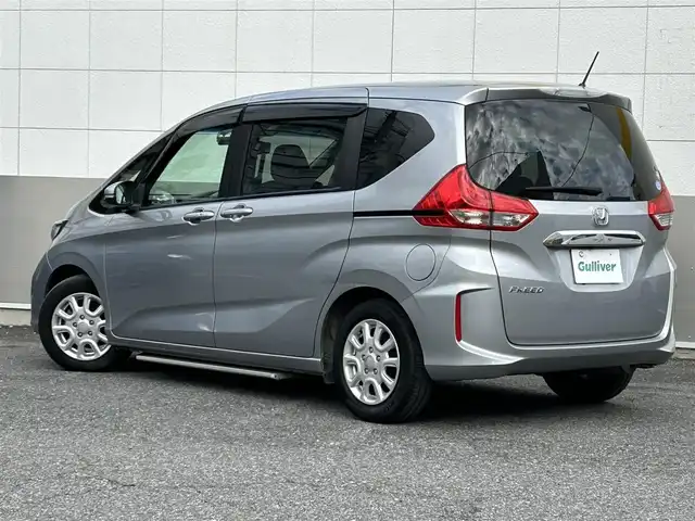 ホンダ フリード G ホンダセンシング 東京都 2017(平29)年 4.9万km ルナシルバーM 純正ナビ（VXM-185VFNi）/フルセグTV/CD/DVD/FM/AM/MusicRack/VTR/AUX/HDMI//追突軽減ブレーキ/追従機能付アダプティブクルーズコントロール/車線維持支援システム/誤発進抑制機能/純正ETC/バックカメラ/オートサイドステップ/アドバンスルームミラー/コーナリングライト/後席会話/両側パワースライドドア/本革巻きステアリング/ステアリングスイッチ/アイドリングストップ/ウィンカーミラー/プッシュスタート/スペアキー/スマートキー/純正フロアマット/LEDヘッドライト/取扱説明書/保証書