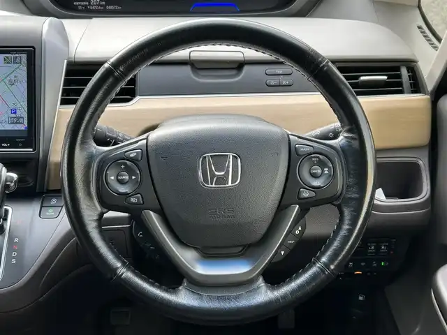 ホンダ フリード G ホンダセンシング 東京都 2017(平29)年 4.9万km ルナシルバーM 純正ナビ（VXM-185VFNi）/フルセグTV/CD/DVD/FM/AM/MusicRack/VTR/AUX/HDMI//追突軽減ブレーキ/追従機能付アダプティブクルーズコントロール/車線維持支援システム/誤発進抑制機能/純正ETC/バックカメラ/オートサイドステップ/アドバンスルームミラー/コーナリングライト/後席会話/両側パワースライドドア/本革巻きステアリング/ステアリングスイッチ/アイドリングストップ/ウィンカーミラー/プッシュスタート/スペアキー/スマートキー/純正フロアマット/LEDヘッドライト/取扱説明書/保証書