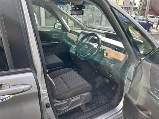 ホンダ フリード G ホンダセンシング 東京都 2017(平29)年 4.9万km ルナシルバーM 純正ナビ（VXM-185VFNi）/フルセグTV/CD/DVD/FM/AM/MusicRack/VTR/AUX/HDMI//追突軽減ブレーキ/追従機能付アダプティブクルーズコントロール/車線維持支援システム/誤発進抑制機能/純正ETC/バックカメラ/オートサイドステップ/アドバンスルームミラー/コーナリングライト/後席会話/両側パワースライドドア/本革巻きステアリング/ステアリングスイッチ/アイドリングストップ/ウィンカーミラー/プッシュスタート/スペアキー/スマートキー/純正フロアマット/LEDヘッドライト/取扱説明書/保証書