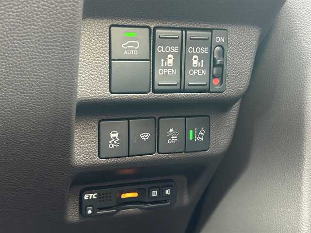 ホンダ フリード G ホンダセンシング 東京都 2017(平29)年 4.9万km ルナシルバーM 純正ナビ（VXM-185VFNi）/フルセグTV/CD/DVD/FM/AM/MusicRack/VTR/AUX/HDMI//追突軽減ブレーキ/追従機能付アダプティブクルーズコントロール/車線維持支援システム/誤発進抑制機能/純正ETC/バックカメラ/オートサイドステップ/アドバンスルームミラー/コーナリングライト/後席会話/両側パワースライドドア/本革巻きステアリング/ステアリングスイッチ/アイドリングストップ/ウィンカーミラー/プッシュスタート/スペアキー/スマートキー/純正フロアマット/LEDヘッドライト/取扱説明書/保証書