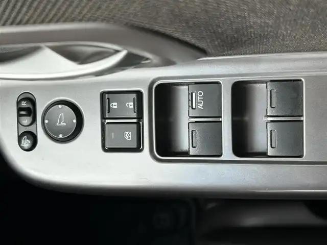 ホンダ フリード G ホンダセンシング 東京都 2017(平29)年 4.9万km ルナシルバーM 純正ナビ（VXM-185VFNi）/フルセグTV/CD/DVD/FM/AM/MusicRack/VTR/AUX/HDMI//追突軽減ブレーキ/追従機能付アダプティブクルーズコントロール/車線維持支援システム/誤発進抑制機能/純正ETC/バックカメラ/オートサイドステップ/アドバンスルームミラー/コーナリングライト/後席会話/両側パワースライドドア/本革巻きステアリング/ステアリングスイッチ/アイドリングストップ/ウィンカーミラー/プッシュスタート/スペアキー/スマートキー/純正フロアマット/LEDヘッドライト/取扱説明書/保証書