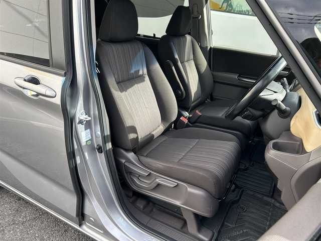 ホンダ フリード G ホンダセンシング 東京都 2017(平29)年 4.9万km ルナシルバーM 純正ナビ（VXM-185VFNi）/フルセグTV/CD/DVD/FM/AM/MusicRack/VTR/AUX/HDMI//追突軽減ブレーキ/追従機能付アダプティブクルーズコントロール/車線維持支援システム/誤発進抑制機能/純正ETC/バックカメラ/オートサイドステップ/アドバンスルームミラー/コーナリングライト/後席会話/両側パワースライドドア/本革巻きステアリング/ステアリングスイッチ/アイドリングストップ/ウィンカーミラー/プッシュスタート/スペアキー/スマートキー/純正フロアマット/LEDヘッドライト/取扱説明書/保証書