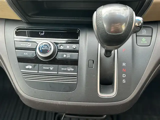 ホンダ フリード G ホンダセンシング 東京都 2017(平29)年 4.9万km ルナシルバーM 純正ナビ（VXM-185VFNi）/フルセグTV/CD/DVD/FM/AM/MusicRack/VTR/AUX/HDMI//追突軽減ブレーキ/追従機能付アダプティブクルーズコントロール/車線維持支援システム/誤発進抑制機能/純正ETC/バックカメラ/オートサイドステップ/アドバンスルームミラー/コーナリングライト/後席会話/両側パワースライドドア/本革巻きステアリング/ステアリングスイッチ/アイドリングストップ/ウィンカーミラー/プッシュスタート/スペアキー/スマートキー/純正フロアマット/LEDヘッドライト/取扱説明書/保証書