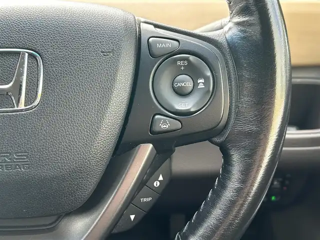 ホンダ フリード G ホンダセンシング 東京都 2017(平29)年 4.9万km ルナシルバーM 純正ナビ（VXM-185VFNi）/フルセグTV/CD/DVD/FM/AM/MusicRack/VTR/AUX/HDMI//追突軽減ブレーキ/追従機能付アダプティブクルーズコントロール/車線維持支援システム/誤発進抑制機能/純正ETC/バックカメラ/オートサイドステップ/アドバンスルームミラー/コーナリングライト/後席会話/両側パワースライドドア/本革巻きステアリング/ステアリングスイッチ/アイドリングストップ/ウィンカーミラー/プッシュスタート/スペアキー/スマートキー/純正フロアマット/LEDヘッドライト/取扱説明書/保証書