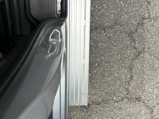 ホンダ フリード G ホンダセンシング 東京都 2017(平29)年 4.9万km ルナシルバーM 純正ナビ（VXM-185VFNi）/フルセグTV/CD/DVD/FM/AM/MusicRack/VTR/AUX/HDMI//追突軽減ブレーキ/追従機能付アダプティブクルーズコントロール/車線維持支援システム/誤発進抑制機能/純正ETC/バックカメラ/オートサイドステップ/アドバンスルームミラー/コーナリングライト/後席会話/両側パワースライドドア/本革巻きステアリング/ステアリングスイッチ/アイドリングストップ/ウィンカーミラー/プッシュスタート/スペアキー/スマートキー/純正フロアマット/LEDヘッドライト/取扱説明書/保証書