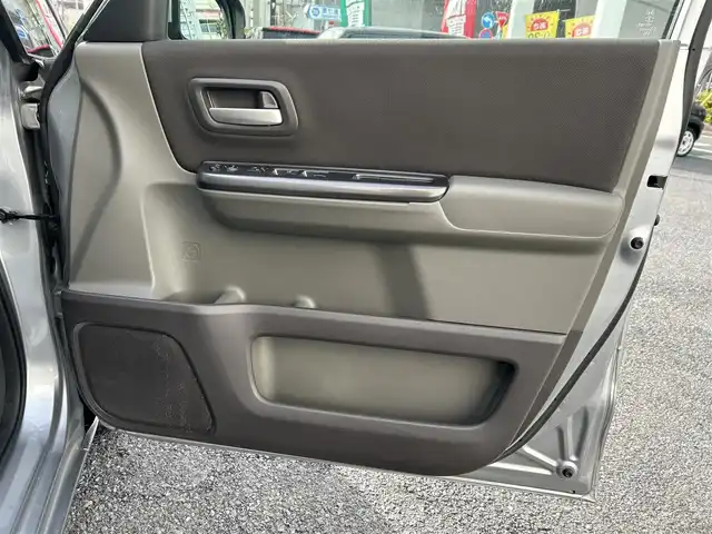 ホンダ フリード G ホンダセンシング 東京都 2017(平29)年 4.9万km ルナシルバーM 純正ナビ（VXM-185VFNi）/フルセグTV/CD/DVD/FM/AM/MusicRack/VTR/AUX/HDMI//追突軽減ブレーキ/追従機能付アダプティブクルーズコントロール/車線維持支援システム/誤発進抑制機能/純正ETC/バックカメラ/オートサイドステップ/アドバンスルームミラー/コーナリングライト/後席会話/両側パワースライドドア/本革巻きステアリング/ステアリングスイッチ/アイドリングストップ/ウィンカーミラー/プッシュスタート/スペアキー/スマートキー/純正フロアマット/LEDヘッドライト/取扱説明書/保証書