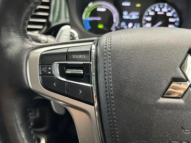 三菱 アウトランダー ＰＨＥＶ G Limited Edition 鹿児島県 2017(平29)年 4.9万km クールシルバーM/アメジストブラック 社外ナビ（GCX777W）/バックカメラ/ワンセグTV/前後ドライブレコーダー（WDT510）/ビルトインETC/パドルシフト/ステアリングヒーター/運転席パワーシート/前席ベンチレーター/前席シートヒーター/ハーフレザーシート/レーダークルーズコントロール/レーンキープアシスト/電動パーキングブレーキ/純正ドアバイザー/純正アルミホイール/社外フロアマット/LEDヘッドライト/フォグランプ/ステップガード