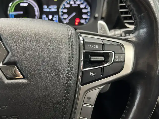 三菱 アウトランダー ＰＨＥＶ G Limited Edition 鹿児島県 2017(平29)年 4.9万km クールシルバーM/アメジストブラック 社外ナビ（GCX777W）/バックカメラ/ワンセグTV/前後ドライブレコーダー（WDT510）/ビルトインETC/パドルシフト/ステアリングヒーター/運転席パワーシート/前席ベンチレーター/前席シートヒーター/ハーフレザーシート/レーダークルーズコントロール/レーンキープアシスト/電動パーキングブレーキ/純正ドアバイザー/純正アルミホイール/社外フロアマット/LEDヘッドライト/フォグランプ/ステップガード
