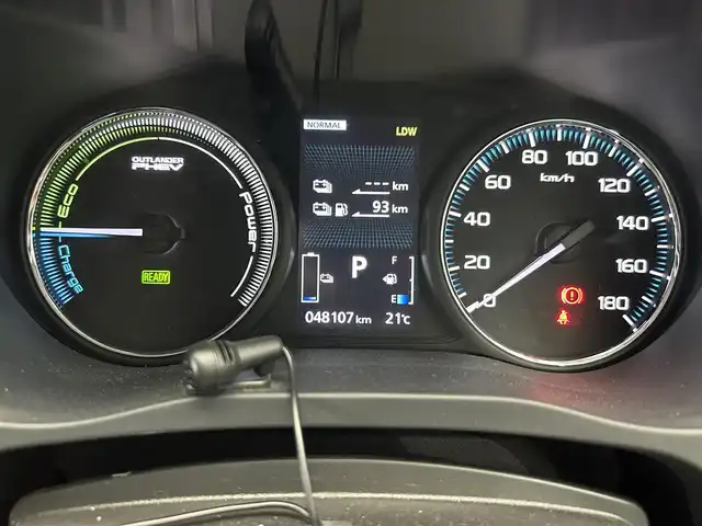 三菱 アウトランダー ＰＨＥＶ G Limited Edition 鹿児島県 2017(平29)年 4.9万km クールシルバーM/アメジストブラック 社外ナビ（GCX777W）/バックカメラ/ワンセグTV/前後ドライブレコーダー（WDT510）/ビルトインETC/パドルシフト/ステアリングヒーター/運転席パワーシート/前席ベンチレーター/前席シートヒーター/ハーフレザーシート/レーダークルーズコントロール/レーンキープアシスト/電動パーキングブレーキ/純正ドアバイザー/純正アルミホイール/社外フロアマット/LEDヘッドライト/フォグランプ/ステップガード