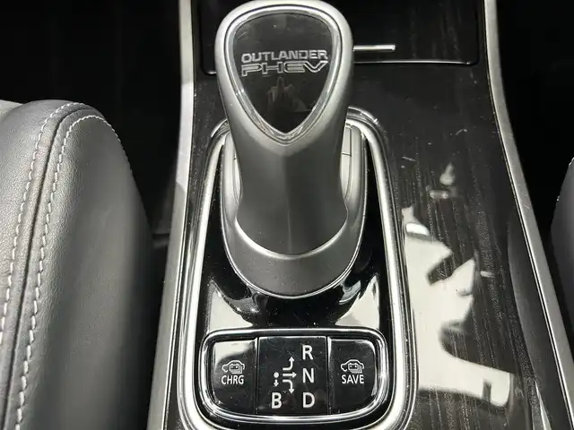 三菱 アウトランダー ＰＨＥＶ G Limited Edition 鹿児島県 2017(平29)年 4.9万km クールシルバーM/アメジストブラック 社外ナビ（GCX777W）/バックカメラ/ワンセグTV/前後ドライブレコーダー（WDT510）/ビルトインETC/パドルシフト/ステアリングヒーター/運転席パワーシート/前席ベンチレーター/前席シートヒーター/ハーフレザーシート/レーダークルーズコントロール/レーンキープアシスト/電動パーキングブレーキ/純正ドアバイザー/純正アルミホイール/社外フロアマット/LEDヘッドライト/フォグランプ/ステップガード