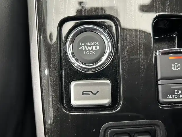 三菱 アウトランダー ＰＨＥＶ G Limited Edition 鹿児島県 2017(平29)年 4.9万km クールシルバーM/アメジストブラック 社外ナビ（GCX777W）/バックカメラ/ワンセグTV/前後ドライブレコーダー（WDT510）/ビルトインETC/パドルシフト/ステアリングヒーター/運転席パワーシート/前席ベンチレーター/前席シートヒーター/ハーフレザーシート/レーダークルーズコントロール/レーンキープアシスト/電動パーキングブレーキ/純正ドアバイザー/純正アルミホイール/社外フロアマット/LEDヘッドライト/フォグランプ/ステップガード