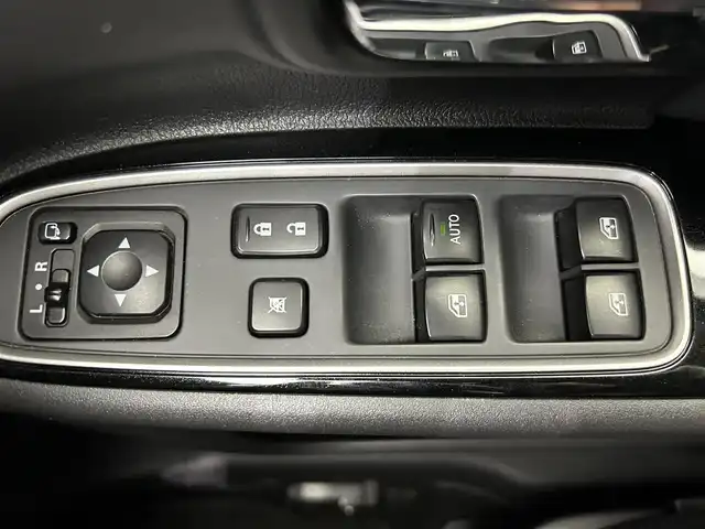 三菱 アウトランダー ＰＨＥＶ G Limited Edition 鹿児島県 2017(平29)年 4.9万km クールシルバーM/アメジストブラック 社外ナビ（GCX777W）/バックカメラ/ワンセグTV/前後ドライブレコーダー（WDT510）/ビルトインETC/パドルシフト/ステアリングヒーター/運転席パワーシート/前席ベンチレーター/前席シートヒーター/ハーフレザーシート/レーダークルーズコントロール/レーンキープアシスト/電動パーキングブレーキ/純正ドアバイザー/純正アルミホイール/社外フロアマット/LEDヘッドライト/フォグランプ/ステップガード