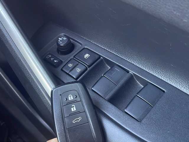 トヨタ カローラ クロス ハイブリッド Z 愛知県 2022(令4)年 2.9万km アバンギャルドブロンズメタリック 4WD/OP寒冷地仕様/ワンオーナー/OP純正9インチDオーディオナビ/OPパノラミックビューモニター/ハーフレザーシート/運転席パワーシート/前席シートヒーター/ステアリングヒーター/パワーバックドア/セーフティセンス/プリクラッシュセーフティ/レーントレーシングアシスト/レーダークルーズコントロール/オートマチックハイビーム/OPブラインドスポットモニター/ビルトインETC/社外ドライブレコーダー/LEDヘッドライト/LEDフォグランプ/LEDリアフォグランプ/ルーフレール/純正18インチアルミ夏タイヤ