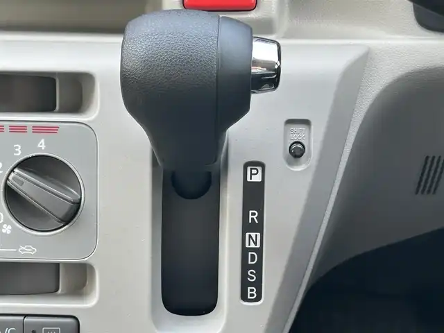 ダイハツ ミラ イース X SAⅢ 群馬県 2019(令1)年 1.1万km ホワイト 純正オーディオ/FM・AM・CD・AUX/LEDヘッドライト/電動格納ミラー/横滑り防止装置/衝突軽減ブレーキ/アイドリングストップ/オートハイビーム/前後コーナーセンサー/取扱説明書/リモコンキー