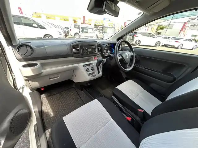 ダイハツ ミラ イース X SAⅢ 群馬県 2019(令1)年 1.1万km ホワイト 純正オーディオ/FM・AM・CD・AUX/LEDヘッドライト/電動格納ミラー/横滑り防止装置/衝突軽減ブレーキ/アイドリングストップ/オートハイビーム/前後コーナーセンサー/取扱説明書/リモコンキー