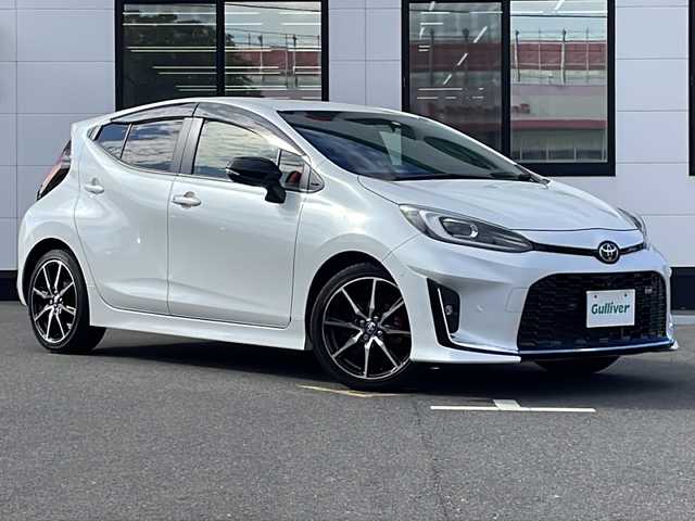 トヨタ アクア GRスポーツ 山口県 2023(令5)年 1.1万km プラチナホワイトパールマイカ 純正ディスプレイオーディオ/・Bluetooth接続/・ナビキッド/・Miracast/・applecarplay/アラウンドビューモニター/ビルトインETC/ドライブレコーダー/ワンオーナー/Toyota Safety Sense/・プリクラッシュセーフティ/・レーントレーシングアシスト/・ロードサインアシスト/・レーダークルーズコントロール/・先行車発進告知機能/・ブラインドスポットモニター/・クリアランスソナー/・リヤクロストラフィックアラート/・パーキングサポートブレーキ/・ドライブモードセレクトスイッチ/ハーフレザーシート/シートヒーター/ステアリングヒーター/純正フロアマット/スマートキー/プッシュスタート/スペアキー1本/純正17インチアルミホイール/純正LEDライト/ドアバイザー/ウィンカーミラー
