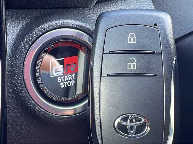 トヨタ アクア GRスポーツ 山口県 2023(令5)年 1.1万km プラチナホワイトパールマイカ 純正ディスプレイオーディオ/・Bluetooth接続/・ナビキッド/・Miracast/・applecarplay/アラウンドビューモニター/ビルトインETC/ドライブレコーダー/ワンオーナー/Toyota Safety Sense/・プリクラッシュセーフティ/・レーントレーシングアシスト/・ロードサインアシスト/・レーダークルーズコントロール/・先行車発進告知機能/・ブラインドスポットモニター/・クリアランスソナー/・リヤクロストラフィックアラート/・パーキングサポートブレーキ/・ドライブモードセレクトスイッチ/ハーフレザーシート/シートヒーター/ステアリングヒーター/純正フロアマット/スマートキー/プッシュスタート/スペアキー1本/純正17インチアルミホイール/純正LEDライト/ドアバイザー/ウィンカーミラー