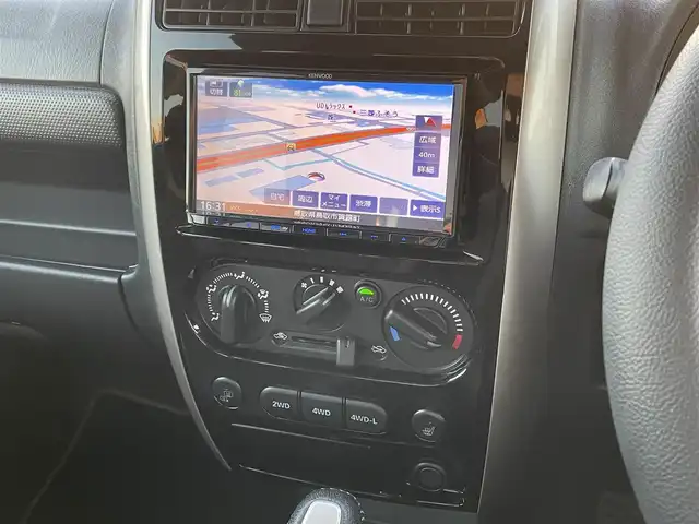 スズキ ジムニー ランドベンチャー 鳥取県 2017(平29)年 6.4万km パールホワイト ４ＷＤ・ターボ/社外ナビ／ＴＶ／ＤＶＤ／ＣＤ／ＢＴ/ＥＴＣ/ドライブレコーダー/レザーシート/前席シートヒーター/モンスタースポーツハイトアップスプリング/（純正車高　プラス20ｍｍ）/スズキスポーツショックアブソーバー/純正１６アルミホイール/キーレスキー/純正フォグランプ/電動格納ミラー/背面タイヤ/スペアキー