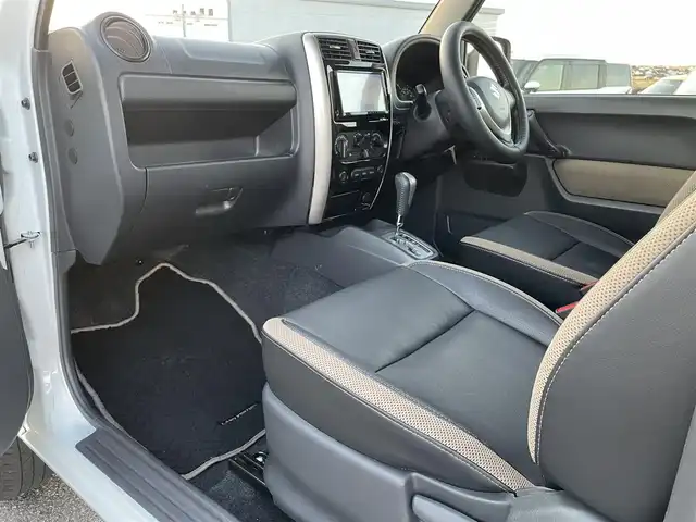 スズキ ジムニー ランドベンチャー 鳥取県 2017(平29)年 6.4万km パールホワイト ４ＷＤ・ターボ/社外ナビ／ＴＶ／ＤＶＤ／ＣＤ／ＢＴ/ＥＴＣ/ドライブレコーダー/レザーシート/前席シートヒーター/モンスタースポーツハイトアップスプリング/（純正車高　プラス20ｍｍ）/スズキスポーツショックアブソーバー/純正１６アルミホイール/キーレスキー/純正フォグランプ/電動格納ミラー/背面タイヤ/スペアキー